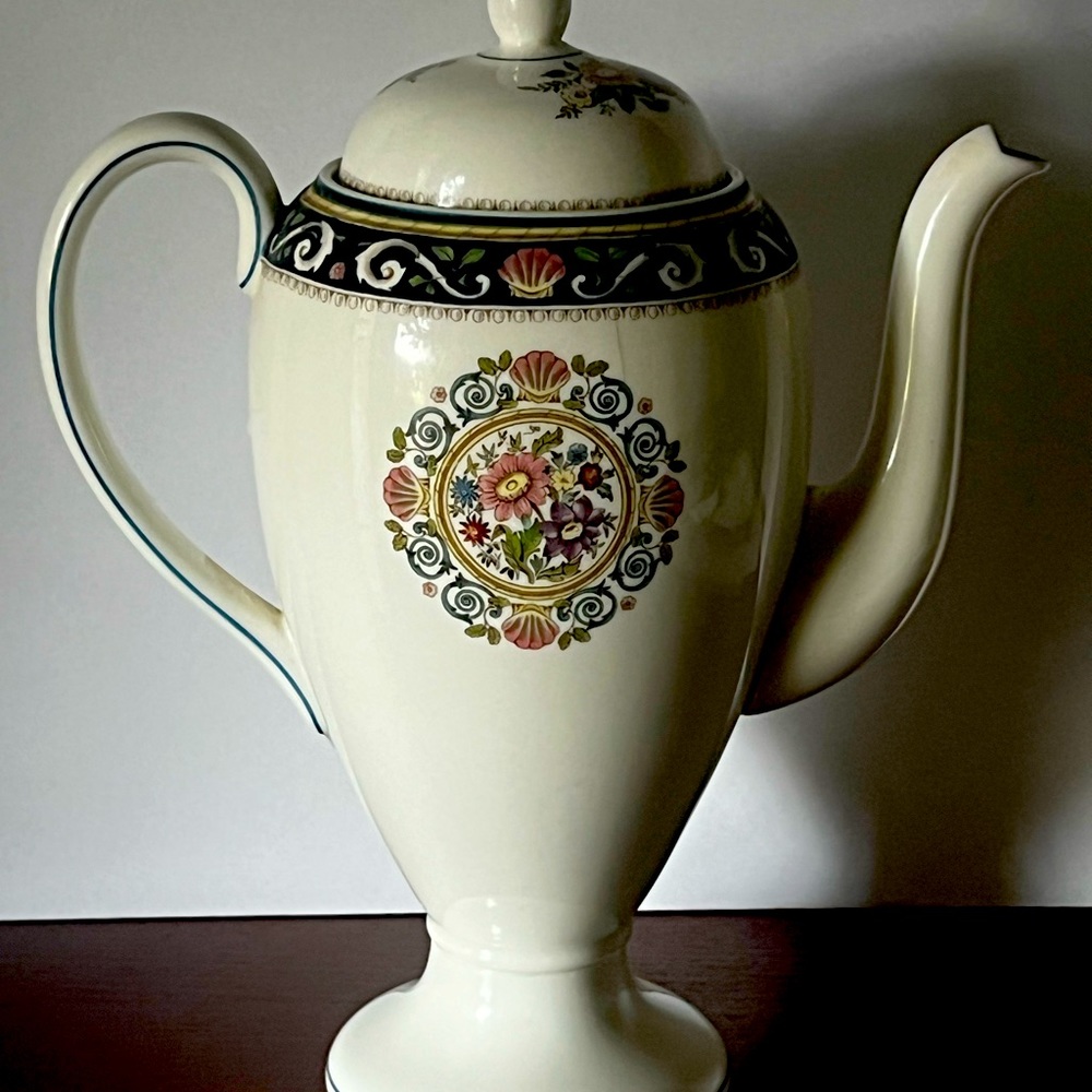 VINTAGE Wedgwood Bone China Runnymede Coffee Pot W4472, England